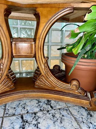 Mesa de comedor de madera con incrustaciones