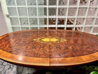 Mesa de comedor de madera con incrustaciones