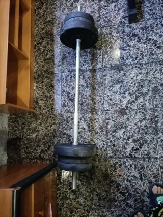 Banco de pesas y juego de barras con 30 kg
