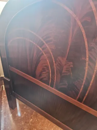 Cabecero de madera oscuro