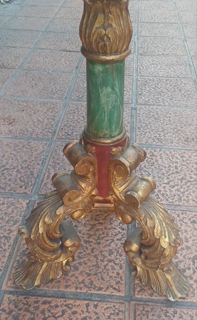 Lámpara de pie policromada dorada y verde