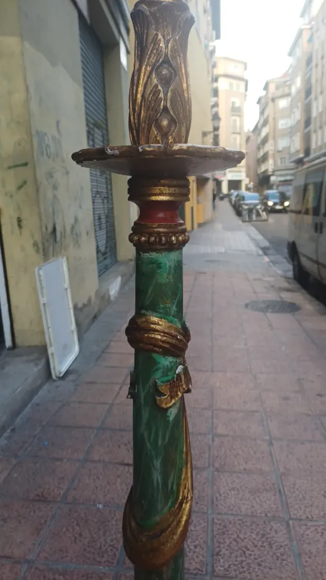 Lámpara de pie policromada dorada y verde