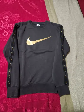 Felpa Nike nera con logo oro