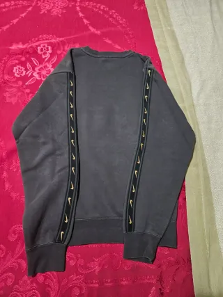 Felpa Nike nera con logo oro