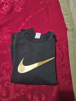Felpa Nike nera con logo oro