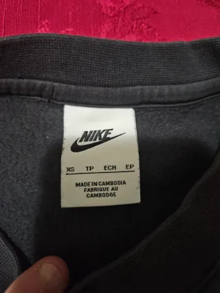 Felpa Nike nera con logo oro