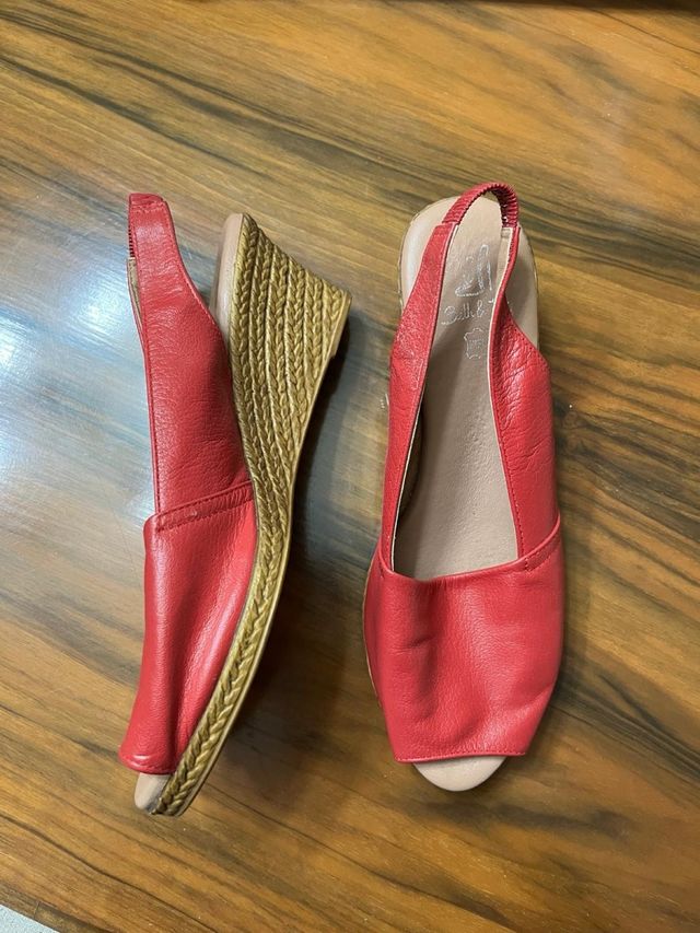 Cuñas rojas de piel