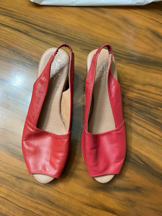 Cuñas rojas de piel