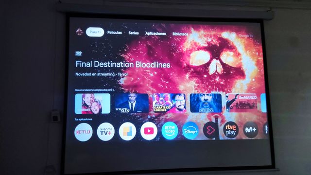 Proyector LaVague + Pantalla Luxscreen Motorizada