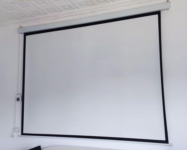 Proyector LaVague + Pantalla Luxscreen Motorizada
