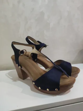 Tacones de plataforma azul y marrón