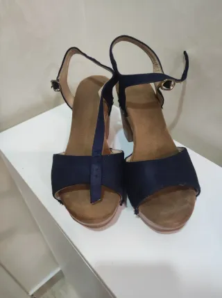 Tacones de plataforma azul y marrón