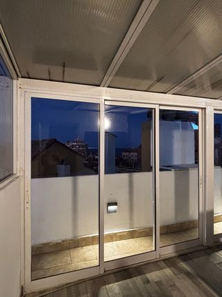 Cerramiento de aluminio blanco con ventanas