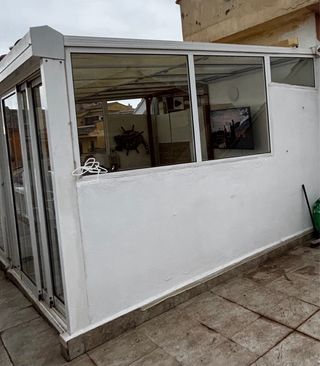 Cerramiento de aluminio blanco con ventanas