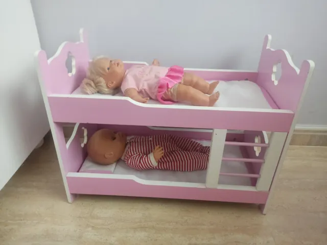 Litera de madera para muñecas