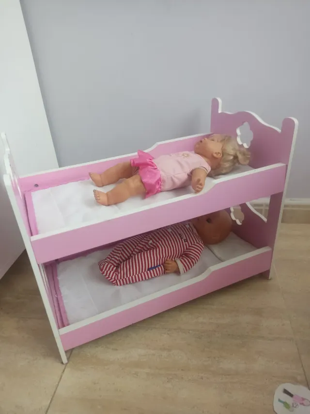 Litera de madera para muñecas