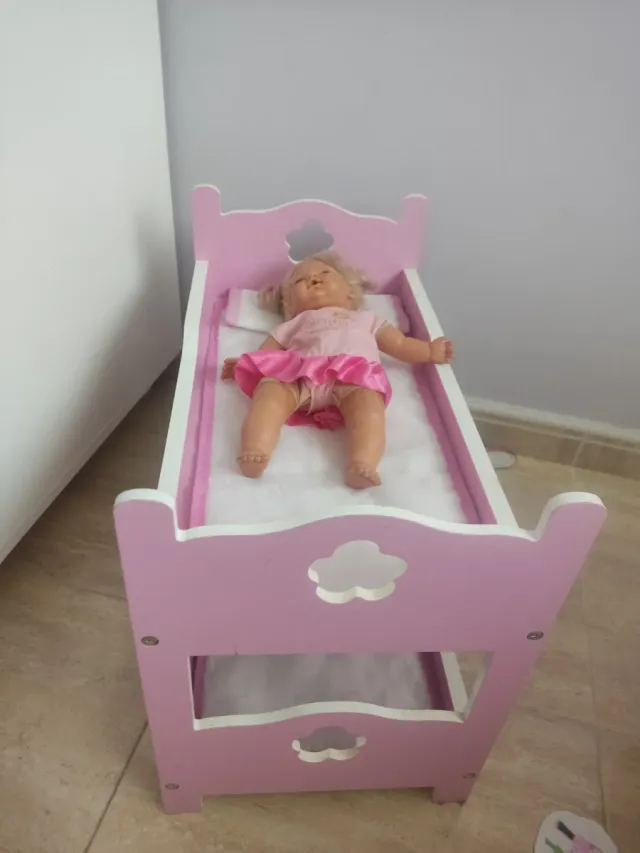 Litera de madera para muñecas