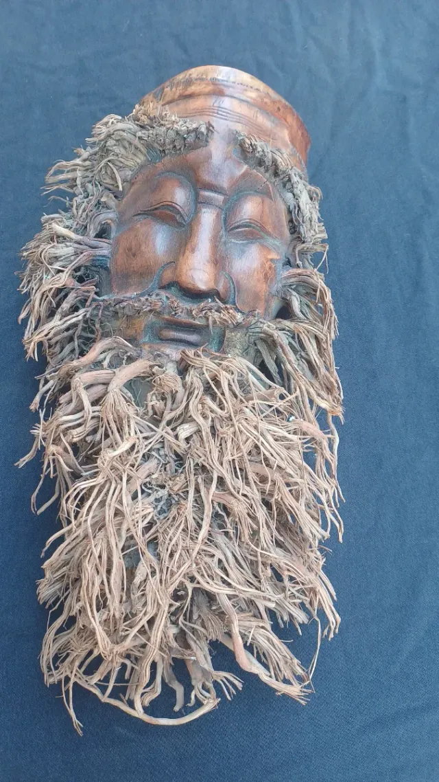 Maschera in legno intagliata con radici