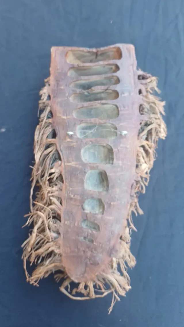 Maschera in legno intagliata con radici