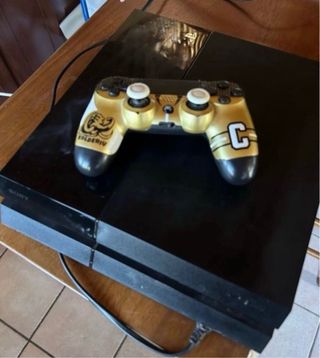 Play Station 4 Negra con Mando Dorado