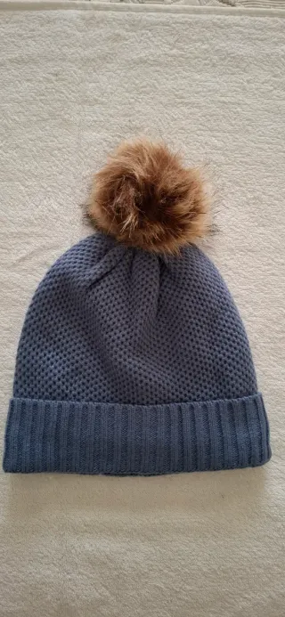 Berretto blu con pompon marrone