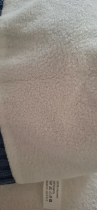 Berretto blu con pompon marrone