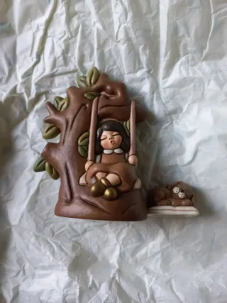 Thun bimba su altalena e cucciolo del presepe