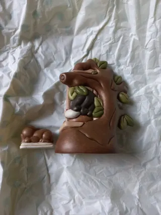 Thun bimba su altalena e cucciolo del presepe