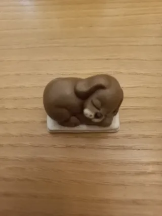 Thun bimba su altalena e cucciolo del presepe