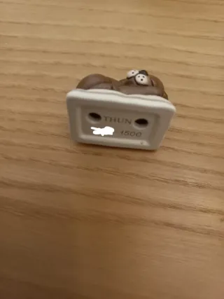 Thun bimba su altalena e cucciolo del presepe