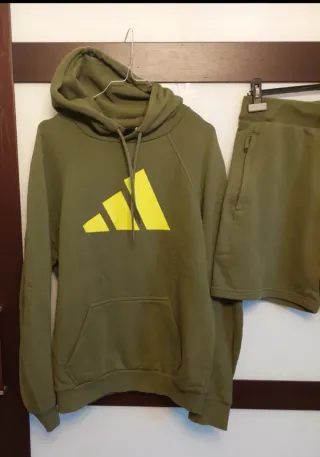 Tuta Adidas verde con logo giallo