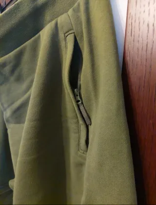 Tuta Adidas verde con logo giallo