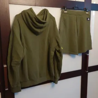 Tuta Adidas verde con logo giallo