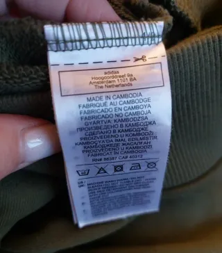 Tuta Adidas verde con logo giallo