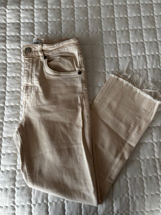 Pantalón beige acampanado