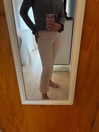 Pantalón beige acampanado