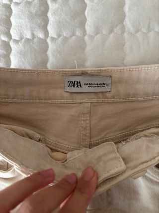 Pantalón beige acampanado