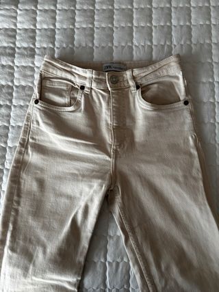 Pantalón beige acampanado