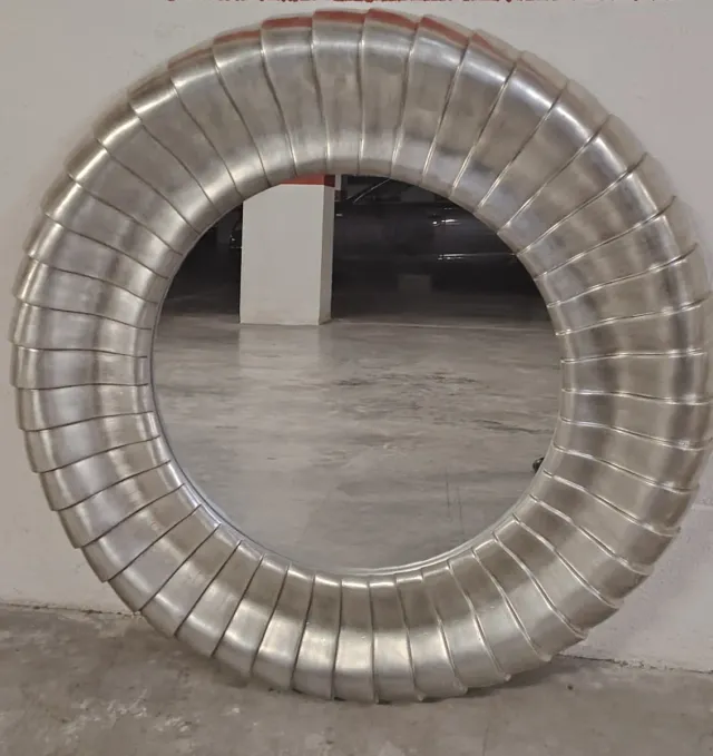 Espejo redondo plateado.