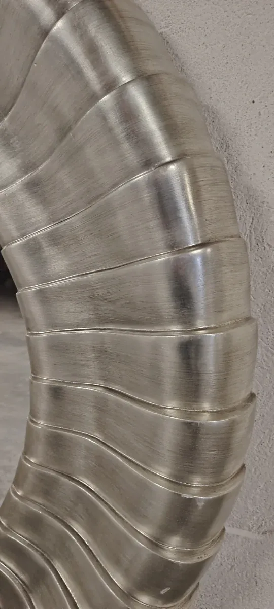 Espejo redondo plateado.