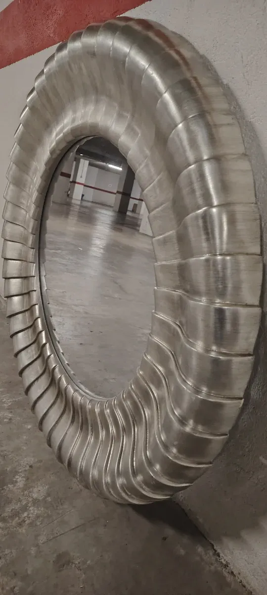 Espejo redondo plateado.