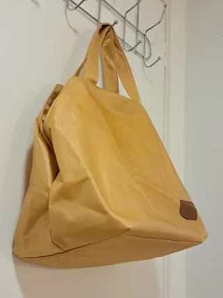 Neceser Amarillo/Dorado con regalo de maquillaje