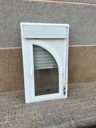 Ventana aluminio con persiana