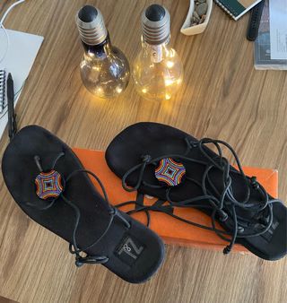 Sandalias Z&L Negras con Diseño Étnico