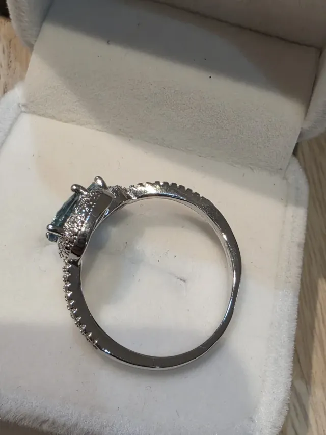 Anel halo com folhas