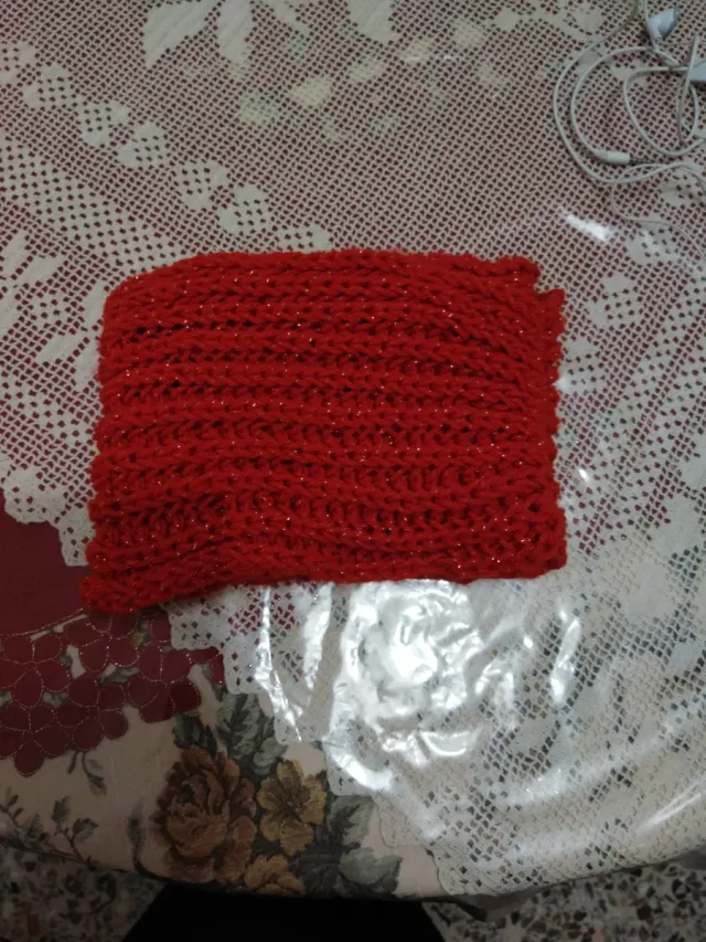 Scaldacollo lana rosso/fragola,lavorato ai ferri