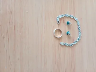 Conjunto plata: pulsera, anillo y pendientes