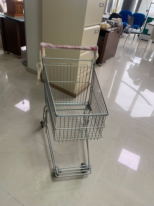 Carrinho de compras metálico