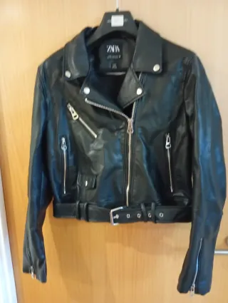 Cazadora polipiel negra Zara