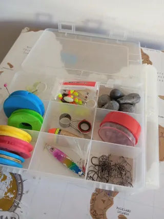 Caja de pesca con accesorios